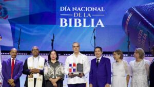 Abinader al ser reconocido por Comunidad Cristiana: “El Gobierno pasa, los hombres pasan, pero Dios permanece”