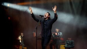 Entre clásicos y sorpresas: así fue el concierto de Beto Cuevas en Santiago