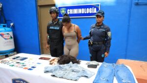 Apresan mujer acusada de drogar a hombre para robarle relojes Rolex y Patek Philippe