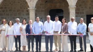 Ciudad Colonial estrena 5 autobuses eléctricos y reabre el renovado Alcázar de Colón