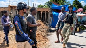 Soldado sonríe mientras detiene a un haitiano; Migración deporta 2,636 extranjeros ilegales