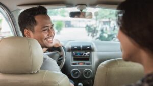Padres podrán “entrar” en los viajes de sus hijos adolescentes con video en vivo de Uber