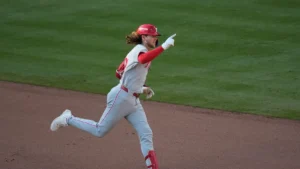 Alec Bohm sale al rescate de los Phillies con jonrón en la décima entrada