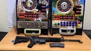 Allanamientos en Baní: detienen a seis personas y ocupan fusil, escopeta y municiones
