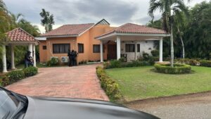 Policía detiene a ciudadano alemán y ocupa fusil, pistola y más de 34 mil dólares en Juan Dolio