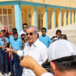 Desde una escuela, Abinader reitera a quienes tienen «muchas fichas» que se entreguen, porque los busca la PN