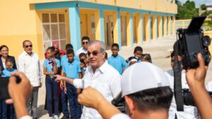 Desde una escuela, Abinader reitera a quienes tienen «muchas fichas» que se entreguen, porque los busca la PN