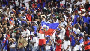Haitianos ponen a vibrar el Estadio Olímpico en apoyo a su equipo contra República Dominicana