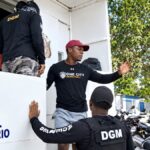 «No soy haitiano»: Hombre se resiste a subir a camión de Migración; dice es segunda vez que lo confunden