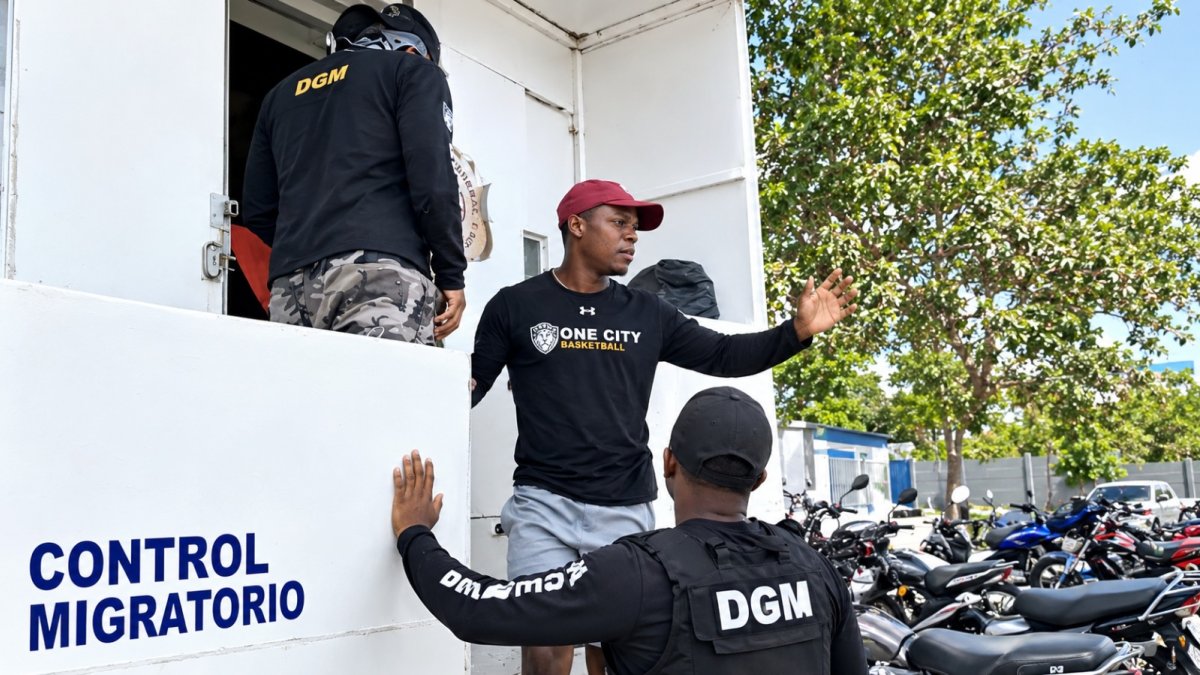 «No soy haitiano»: Hombre se resiste a subir a camión de Migración; dice es segunda vez que lo confunden