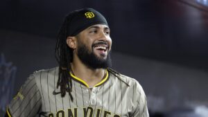 Padres y Brewers chocan en una serie que enfrenta a dos equipos encendidos