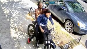 Escuadrón detectives NYPD persigue ladrones apuñalaron policía del precinto 44 en El Bronx