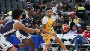 Club San Carlos se impone con 33 puntos de Malachi Richardson