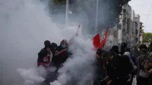 Miles de arrestos, violencia al alza y otras claves de la protesta estudiantil en Francia