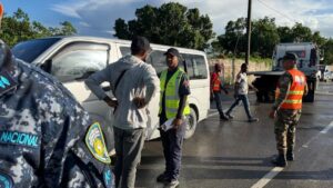 Intrant retiene cinco autobuses operados por haitianos en condición migratoria irregular en Friusa