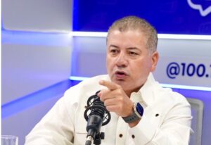 César Fernández afirma que la Fuerza del Pueblo inaugurará el monorriel de Santiago porque el Gobierno no lo terminará