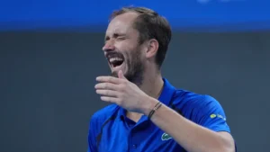 Medvedev fue descalificado del Abierto de China por golpear a un espectador con una pelota