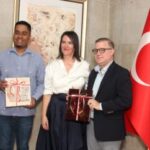 Embajada de Türkiye dona réplica del mapamundi de Piri Reis al Faro a Colón