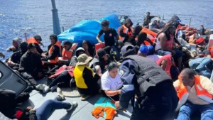 Ilegales: 49 hombres y 10 mujeres se iban en yola a Puerto Rico; la Armada los capturó próximo a Samaná