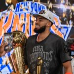 Karl Towns visualiza lejos una extensión con los Knicks
