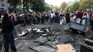 Las protestas estudiantiles acorralan a un Gobierno francés debilitado ante los mercados