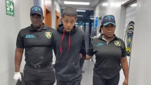 Joven señalado en asalto dentro de vivienda se entrega a las autoridades y lleva arma y cadena