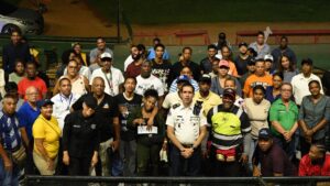 Bomberos capacitan al personal de seguridad del Escogido ante emergencias