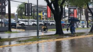 Aguaceros moderados y relampagos en Santo Domingo en las primeras horas de la mañana