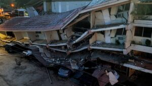 Isaías se debilita pero sigue amenazando con inundaciones mientras miles se quedan sin electricidad