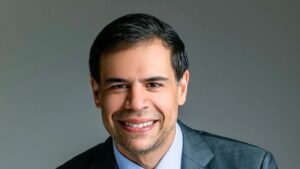 Roberto Ángel Salcedo muestra su faceta más divertida en un video junto a su hija