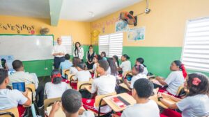 Yeni Berenice entró a una escuela de Herrera y habló a los estudiantes de moral, cívica y ética ciudadana