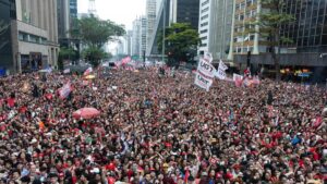 Seguidores de Lula salen a las calles para tratar de impulsar una remontada del presidente brasileño