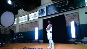 Kyrie Irving anota 17 en su partido de regreso tras la lesión de rodilla sufrida en 2025