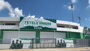 Estrellas instalan moderna pantalla Ultra HD en el Tetelo Vargas