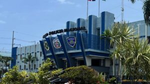 Policía arresta a tres hombres por estafas electrónicas y delitos cibernéticos