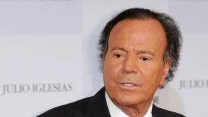 Fiscalía dice tribunal español puede investigar querella contra Julio Iglesias por agresión sexual en RD