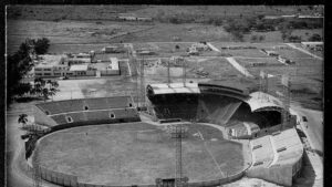 De la pelota bajo luces a una industria del béisbol