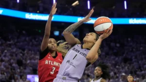Gabby Williams anota 26 puntos y le da la victoria a las Valkyries por 68-64