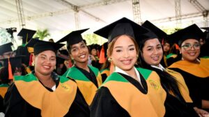 UTECO gradúa a 539 nuevos profesionales y destaca su autonomía institucional