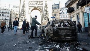 Francia registra 2.000 detenidos y 600 agentes heridos tras las protestas