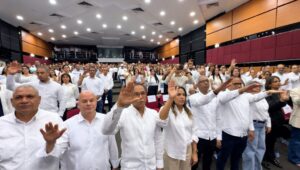 Juramentan frente de profesionales de la salud en La Vega en apoyo a David Collado para 2028