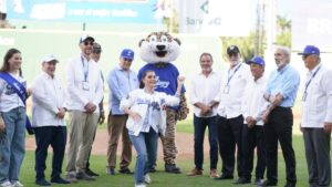 Leah Francis Campos, embajadora de Estados Unidos, realiza el lanzamiento de honor