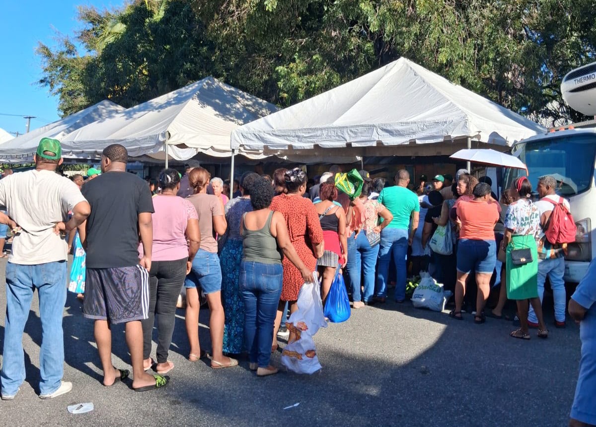 Fuerza del Pueblo beneficia a cientos de familias de SDE con el “Mercado del Pueblo”