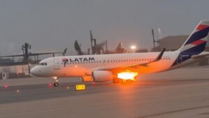 Avión se incendia en una de sus alas antes de despegar en Lima sin dejar heridos
