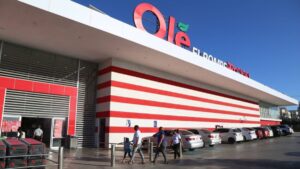 Empleados de Olé paran labores por abusos y recorte de bonos