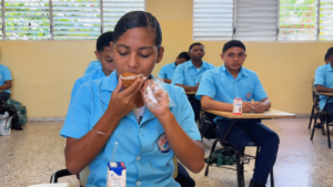 Inabie promueve leche y bizcochito como un “esencial” desayuno escolar