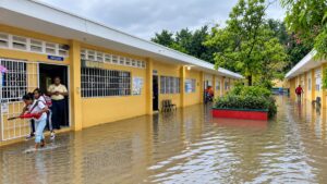 Educación autoriza suspensión condicional de la docencia en siete provincias en alerta amarilla