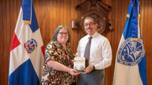 Rector UASD recibe a Isabel Rauber, escritora con experta en educación de comunidades indígena
