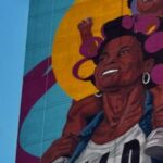 Angurria pinta en el Bronx el mural más alto de Estados Unidos: una mujer en rolos a 29 pisos de altura