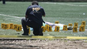 Guatemala: Detienen 7 policías por sembrar arma para inculpar a dos hombres de un crimen